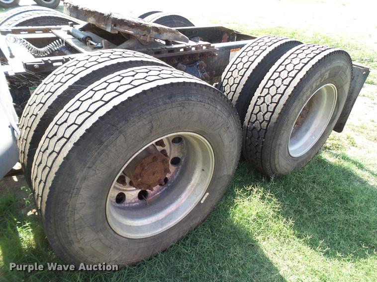 image for item DD1162 2007 Freightliner Columbia semi truck