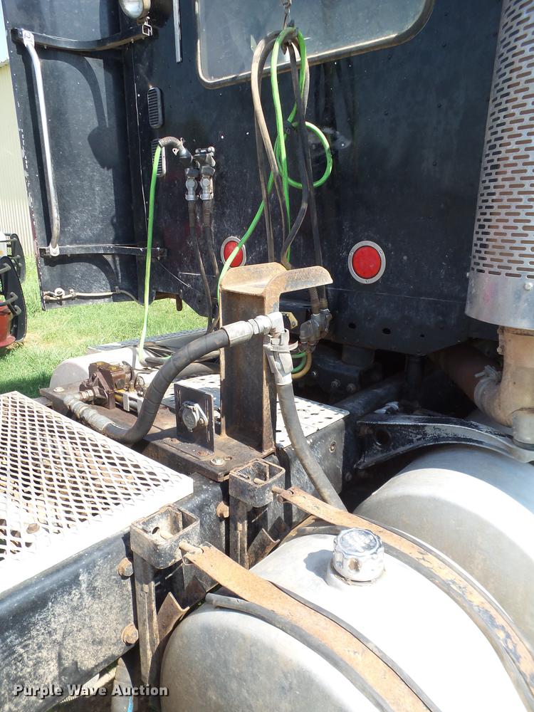 image for item DD1162 2007 Freightliner Columbia semi truck