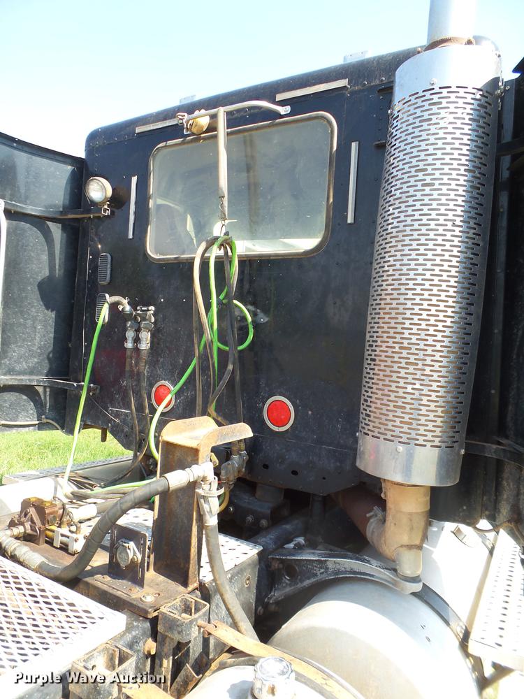 image for item DD1162 2007 Freightliner Columbia semi truck