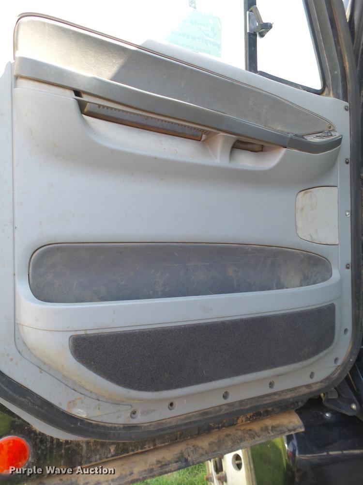 image for item DD1162 2007 Freightliner Columbia semi truck