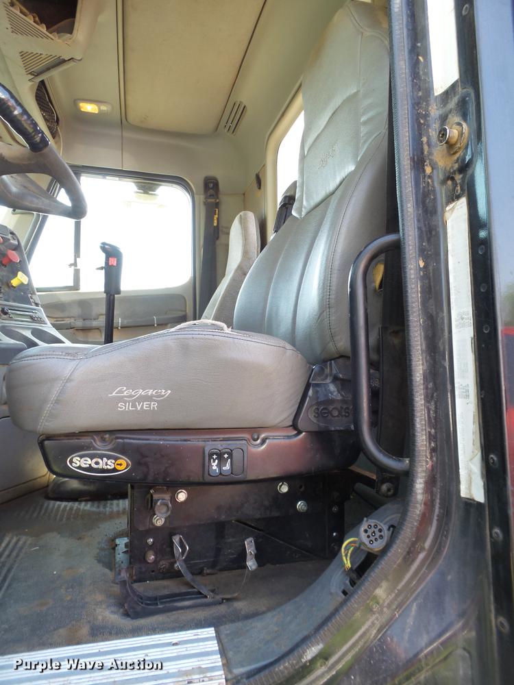 image for item DD1162 2007 Freightliner Columbia semi truck