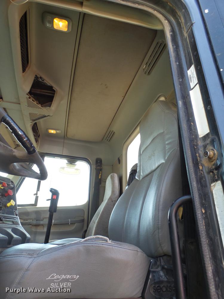 image for item DD1162 2007 Freightliner Columbia semi truck