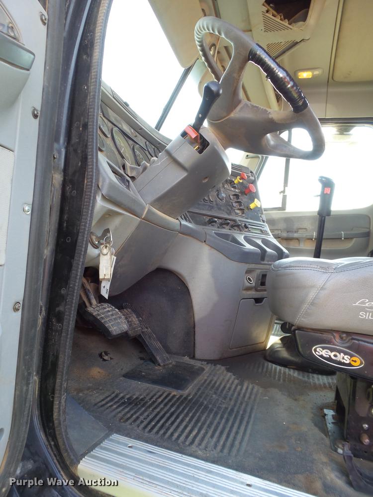 image for item DD1162 2007 Freightliner Columbia semi truck