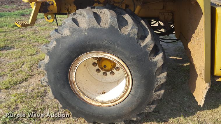 image for item DD1176 1999 Ag-Chem TerraGator 8104 dry spreader applicator