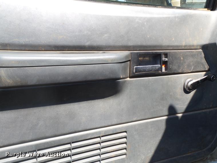 image for item DD1177 1995 GMC TopKick C6500 Stahly applicator truck