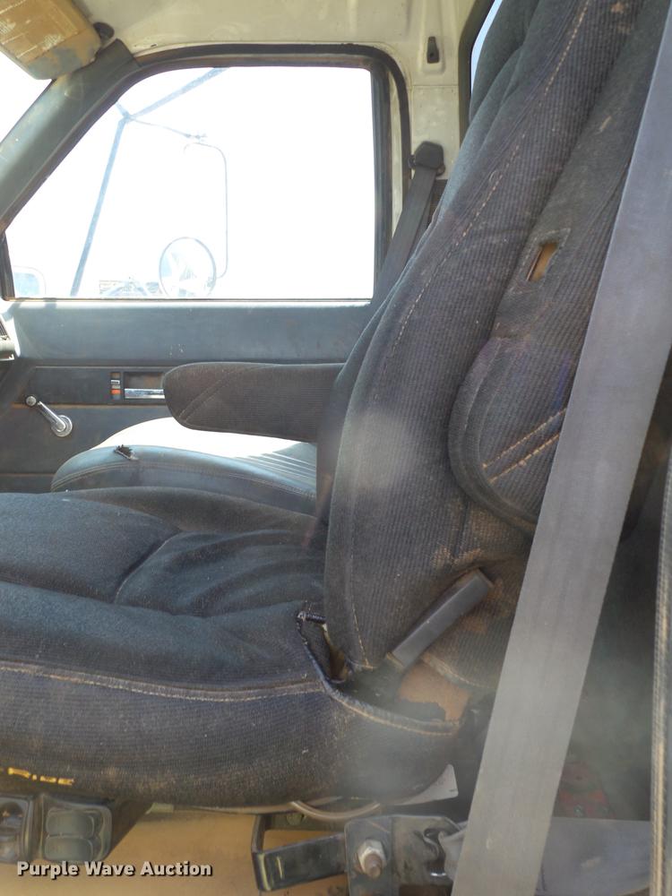 image for item DD1177 1995 GMC TopKick C6500 Stahly applicator truck