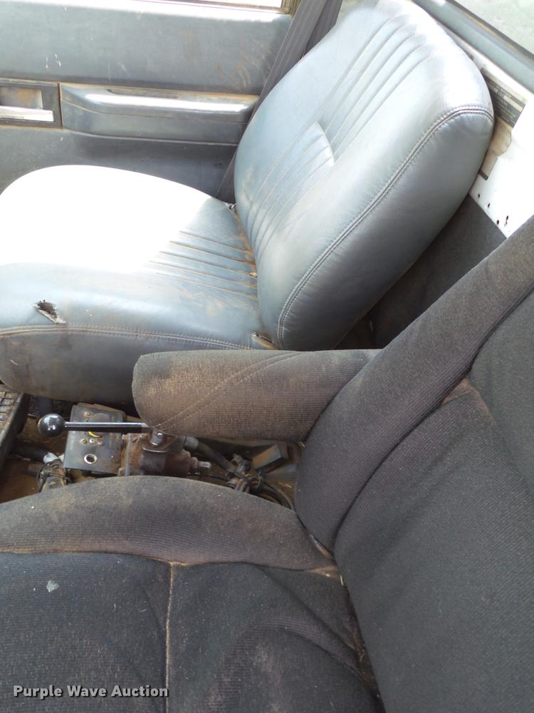 image for item DD1177 1995 GMC TopKick C6500 Stahly applicator truck