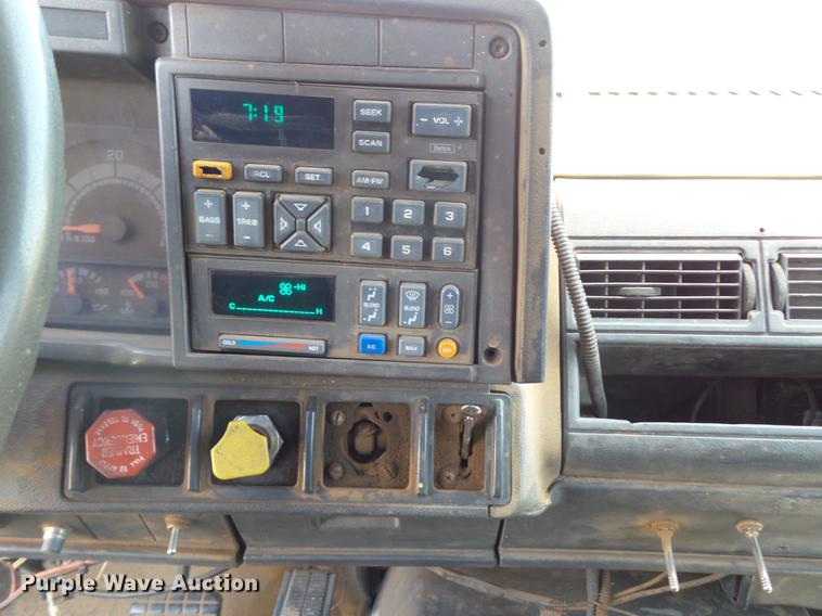 image for item DD1177 1995 GMC TopKick C6500 Stahly applicator truck