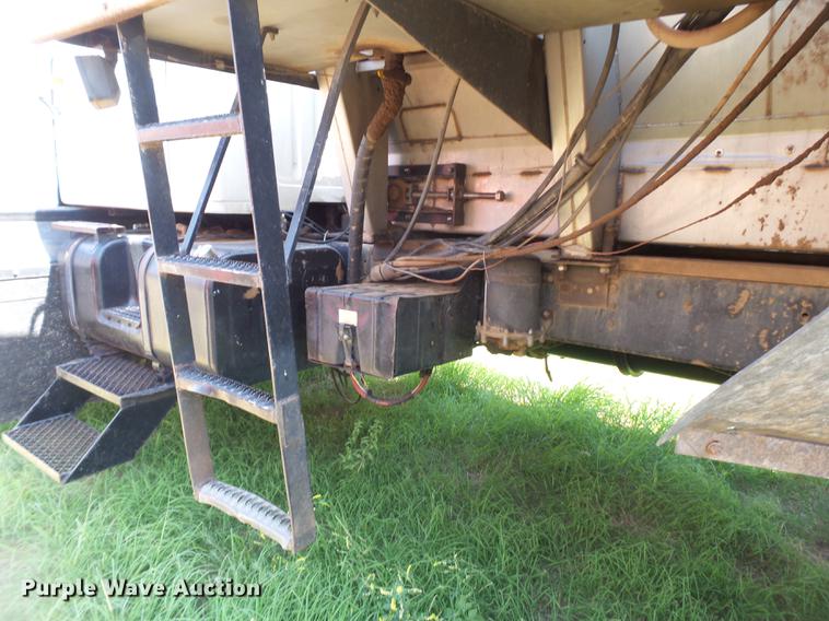 image for item DD1178 1998 International 2554 Stahly applicator truck
