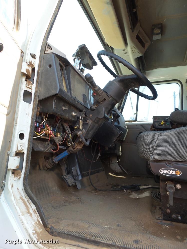 image for item DD1178 1998 International 2554 Stahly applicator truck