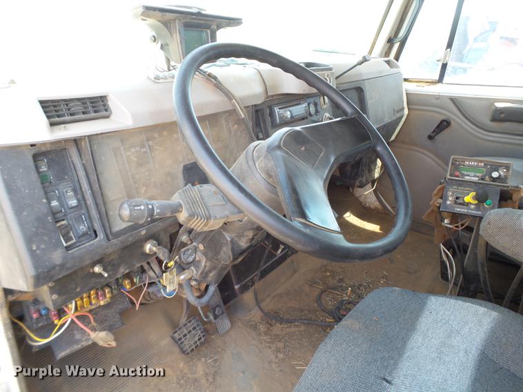 image for item DD1178 1998 International 2554 Stahly applicator truck