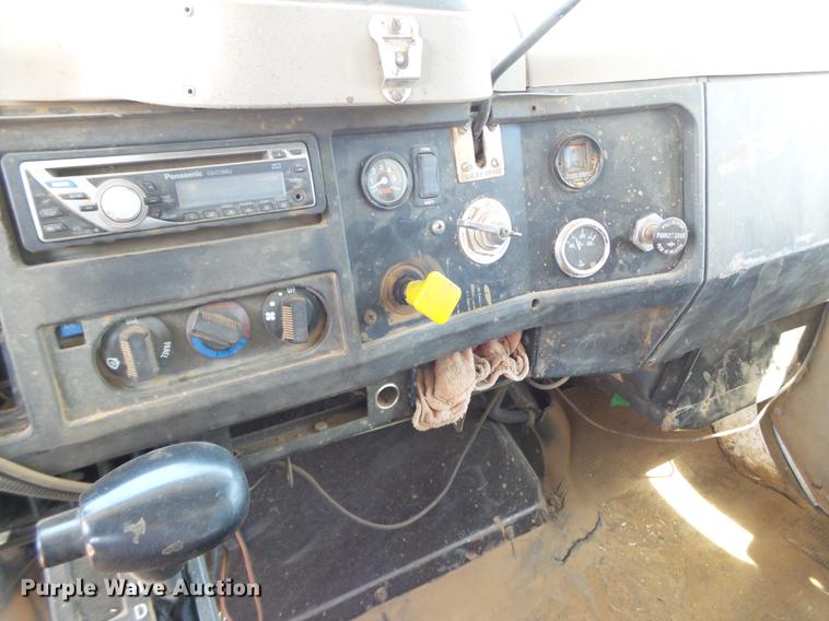 image for item DD1178 1998 International 2554 Stahly applicator truck