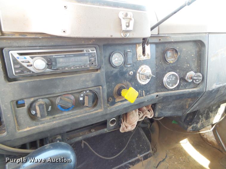 image for item DD1178 1998 International 2554 Stahly applicator truck