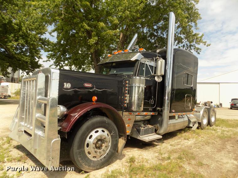 image for item DB8692 2004 Peterbilt 379 semi truck