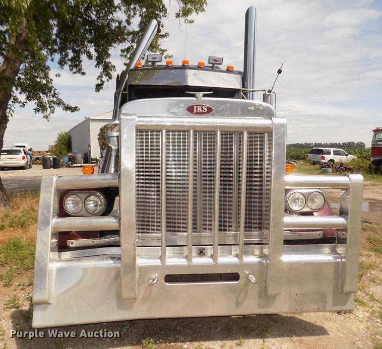 image for item DB8692 2004 Peterbilt 379 semi truck