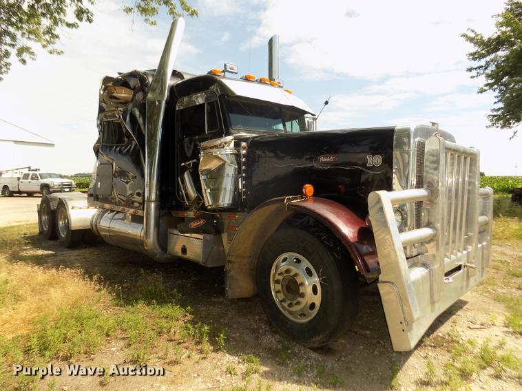 image for item DB8692 2004 Peterbilt 379 semi truck