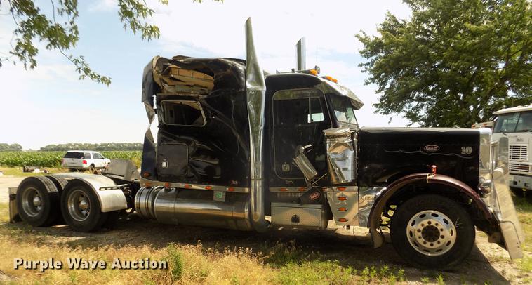image for item DB8692 2004 Peterbilt 379 semi truck