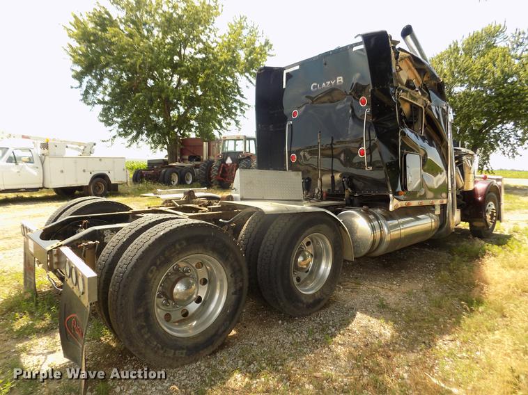 image for item DB8692 2004 Peterbilt 379 semi truck