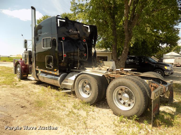 image for item DB8692 2004 Peterbilt 379 semi truck
