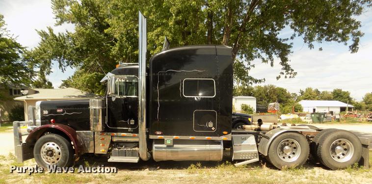 image for item DB8692 2004 Peterbilt 379 semi truck