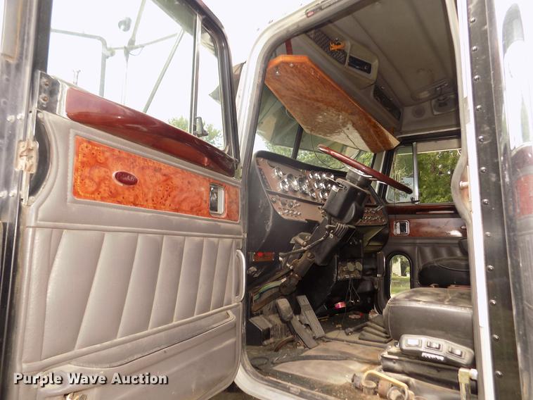 image for item DB8692 2004 Peterbilt 379 semi truck