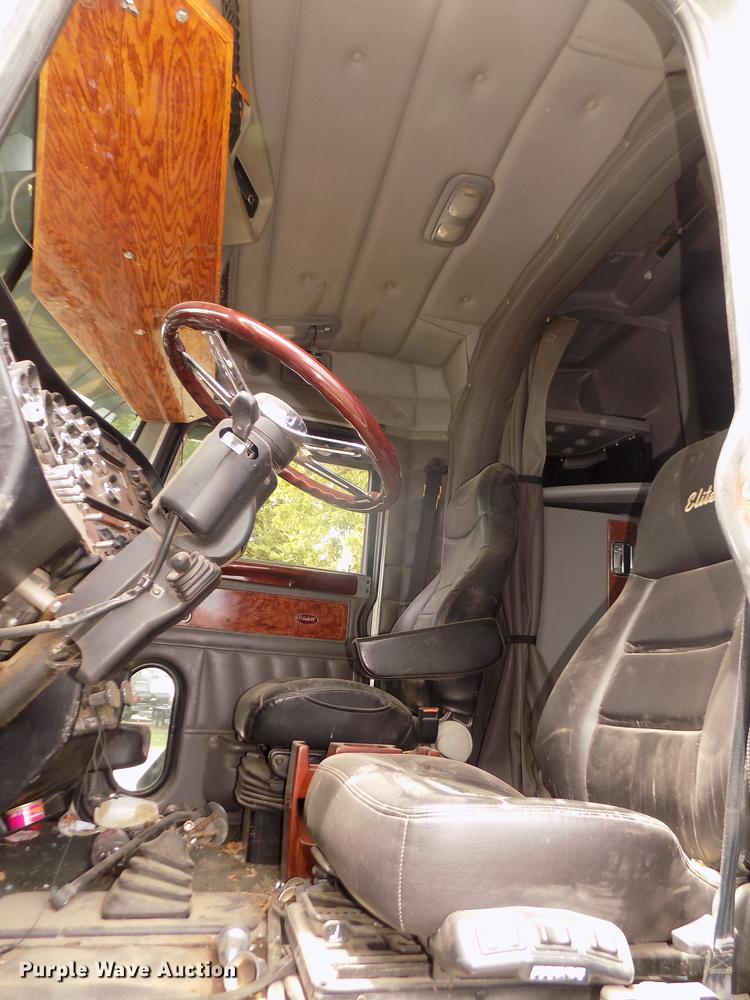 image for item DB8692 2004 Peterbilt 379 semi truck