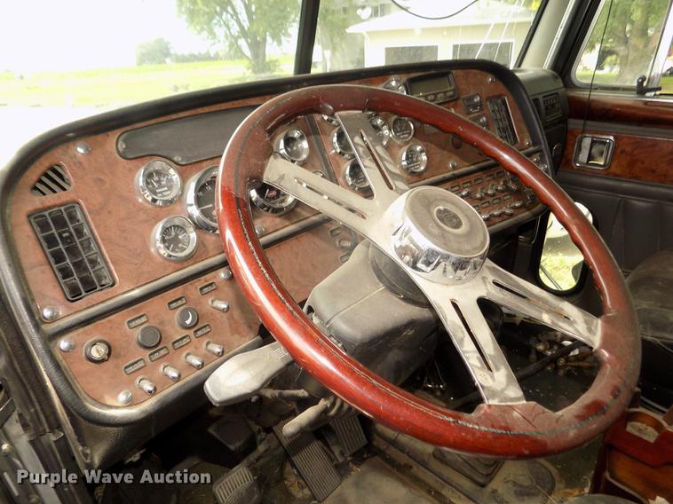 image for item DB8692 2004 Peterbilt 379 semi truck