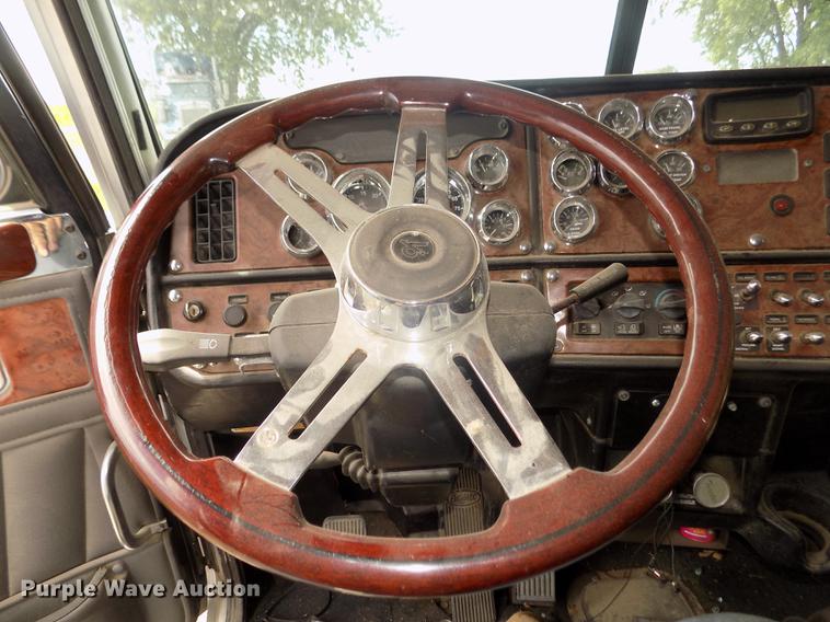 image for item DB8692 2004 Peterbilt 379 semi truck