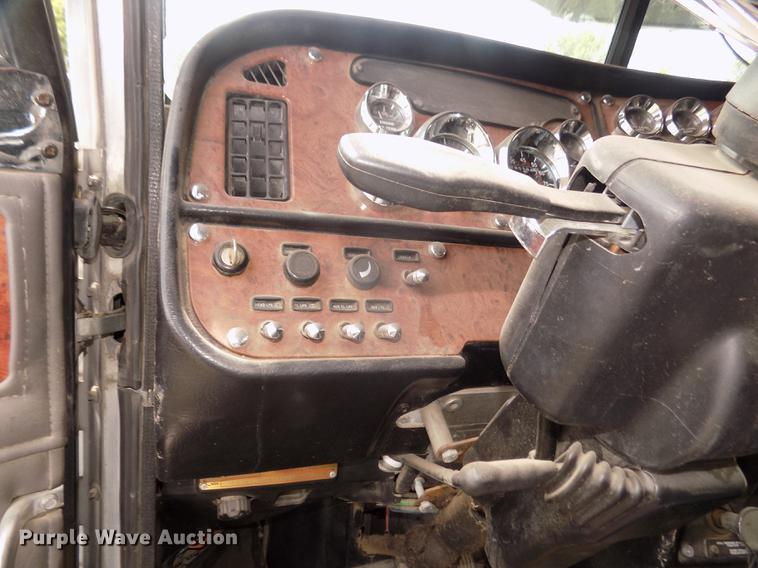 image for item DB8692 2004 Peterbilt 379 semi truck