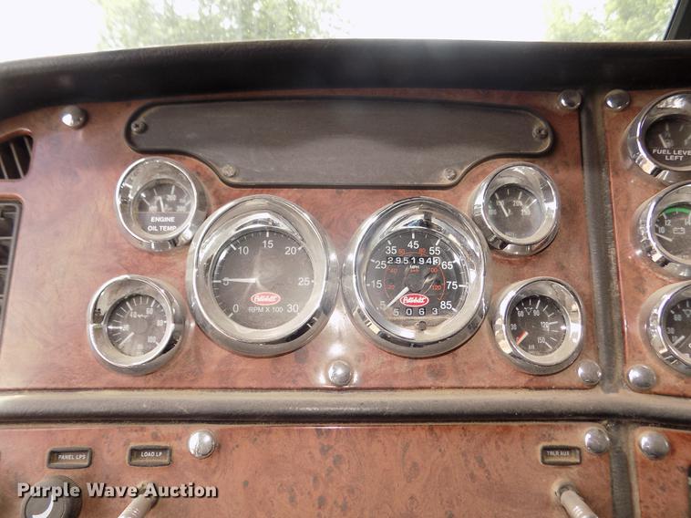 image for item DB8692 2004 Peterbilt 379 semi truck