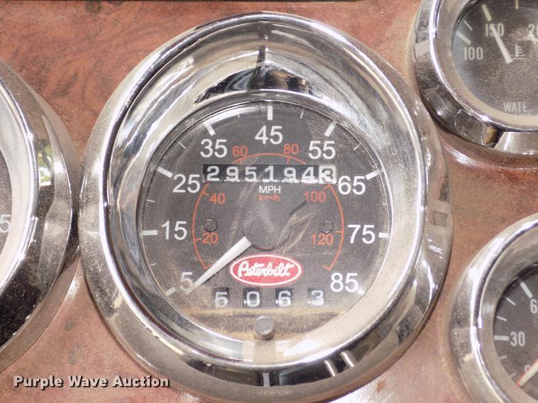 image for item DB8692 2004 Peterbilt 379 semi truck