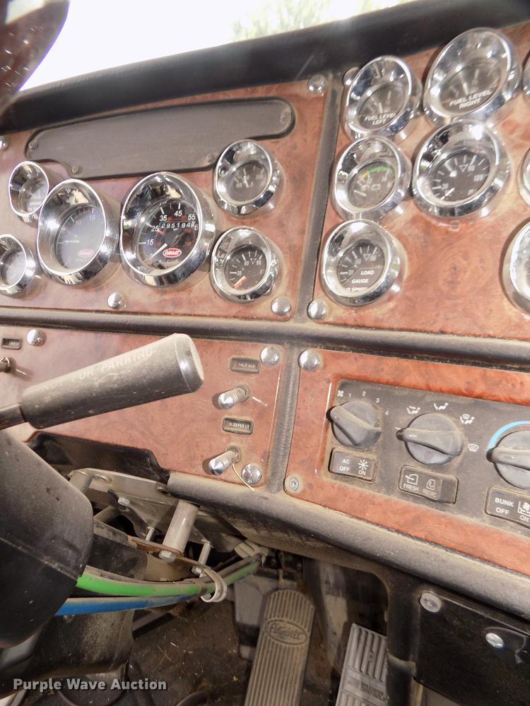 image for item DB8692 2004 Peterbilt 379 semi truck