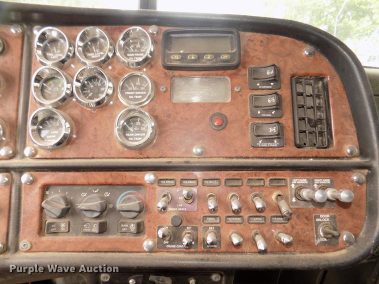 image for item DB8692 2004 Peterbilt 379 semi truck