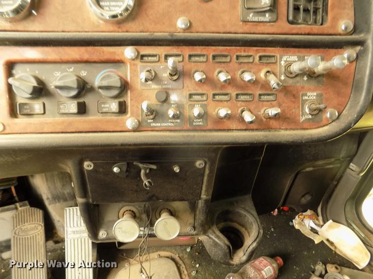 image for item DB8692 2004 Peterbilt 379 semi truck