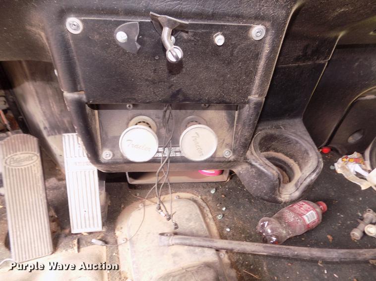 image for item DB8692 2004 Peterbilt 379 semi truck