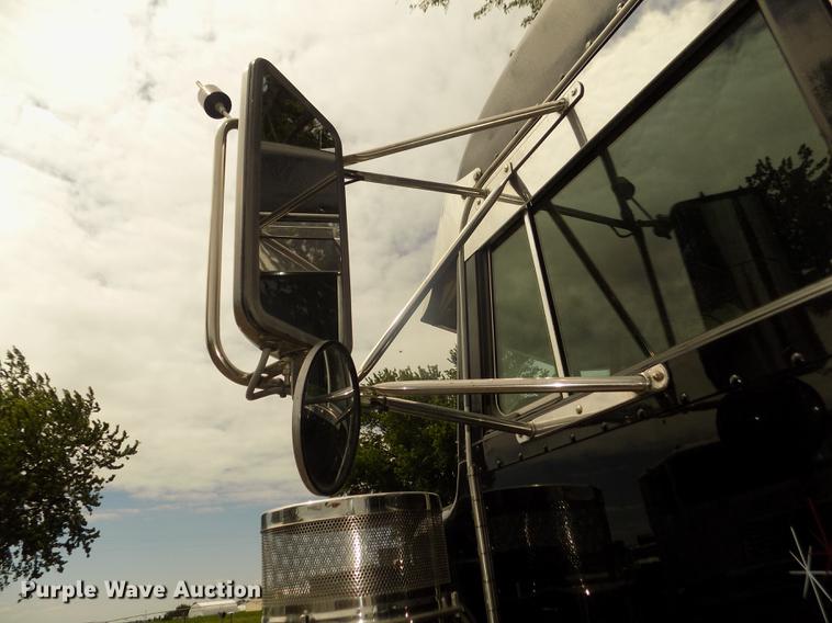 image for item DB8692 2004 Peterbilt 379 semi truck