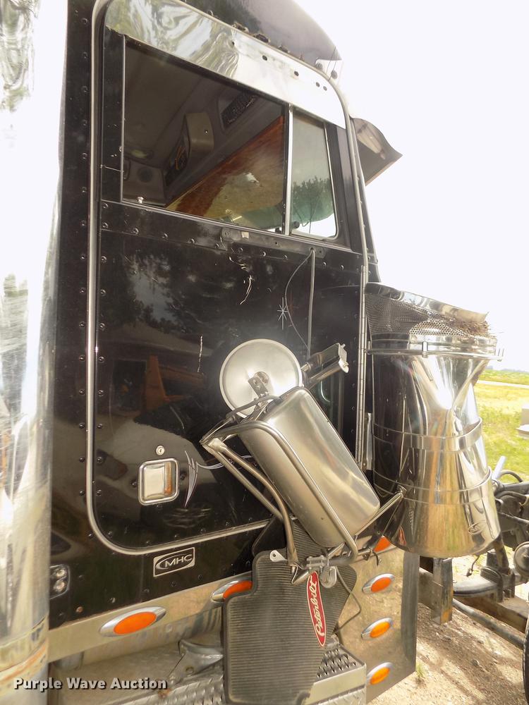 image for item DB8692 2004 Peterbilt 379 semi truck