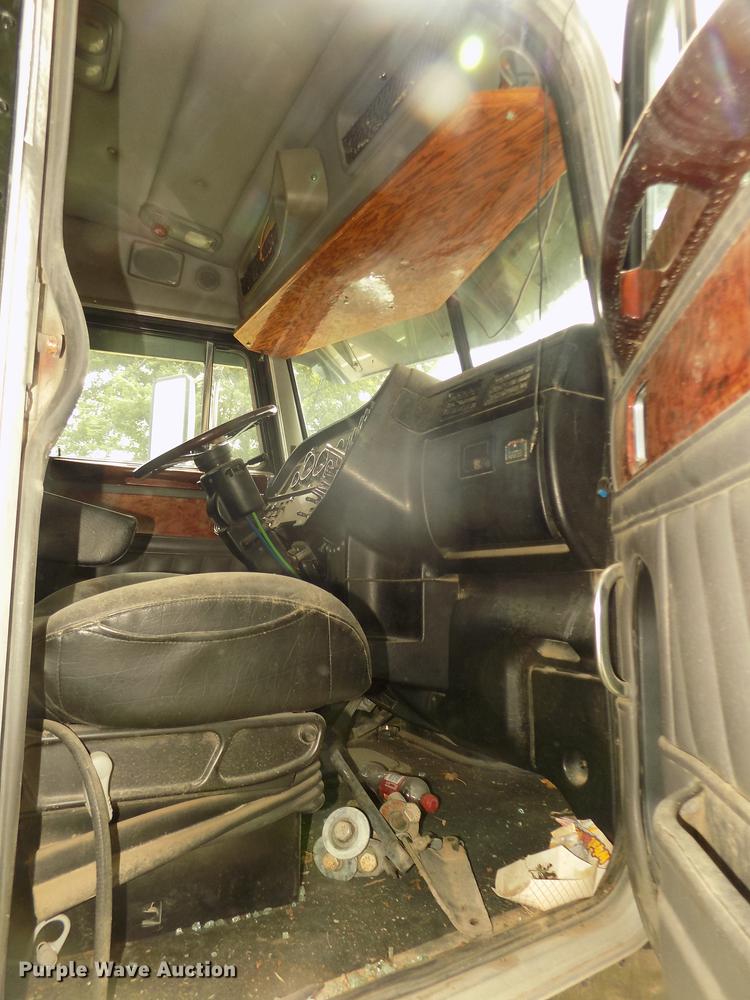 image for item DB8692 2004 Peterbilt 379 semi truck