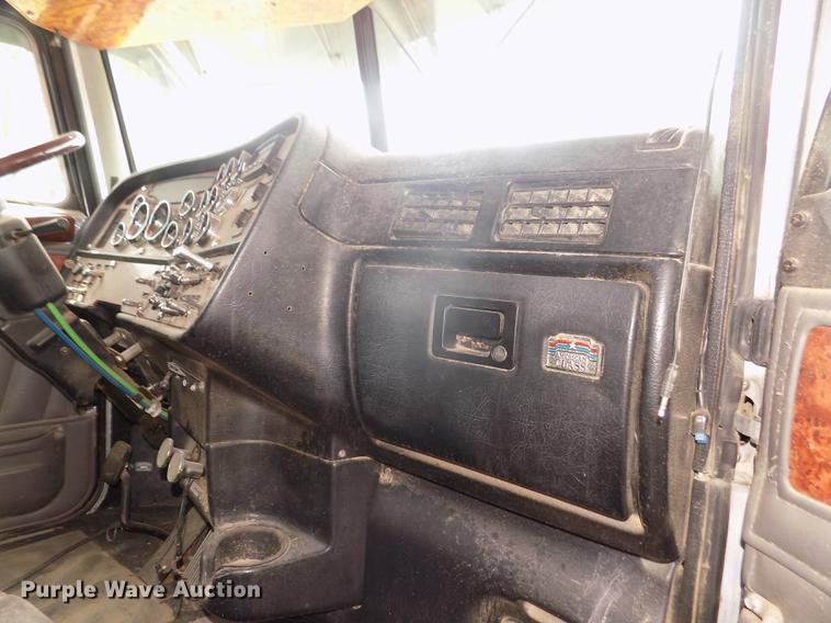 image for item DB8692 2004 Peterbilt 379 semi truck