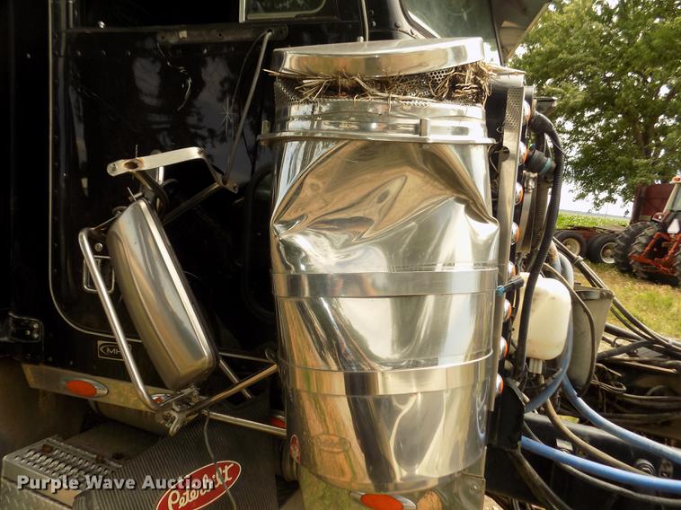 image for item DB8692 2004 Peterbilt 379 semi truck