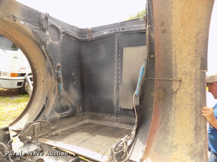 image for item DB8692 2004 Peterbilt 379 semi truck