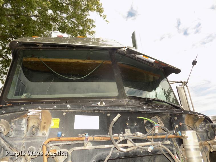 image for item DB8692 2004 Peterbilt 379 semi truck