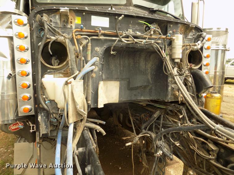 image for item DB8692 2004 Peterbilt 379 semi truck