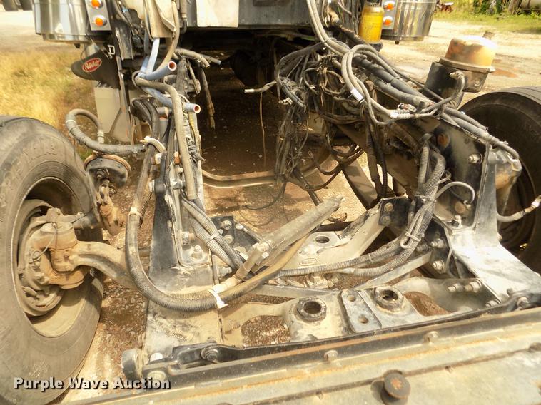 image for item DB8692 2004 Peterbilt 379 semi truck