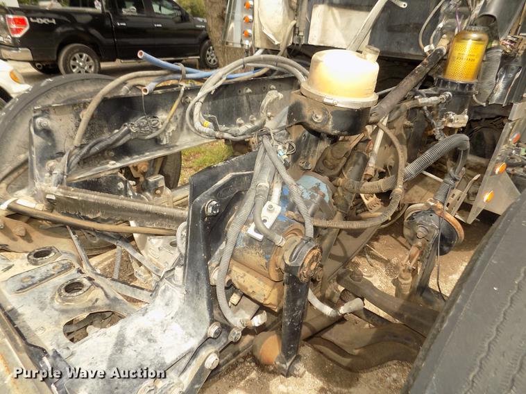 image for item DB8692 2004 Peterbilt 379 semi truck