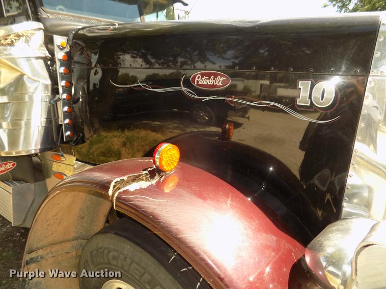 image for item DB8692 2004 Peterbilt 379 semi truck