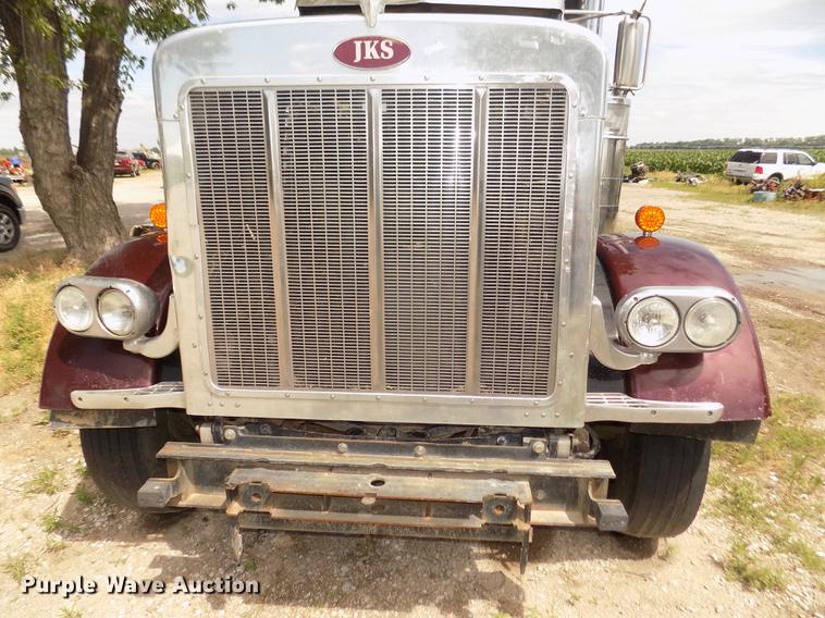 image for item DB8692 2004 Peterbilt 379 semi truck