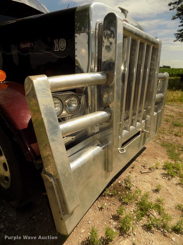 image for item DB8692 2004 Peterbilt 379 semi truck