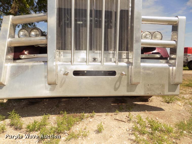 image for item DB8692 2004 Peterbilt 379 semi truck