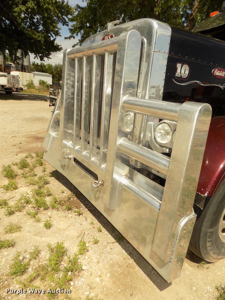 image for item DB8692 2004 Peterbilt 379 semi truck